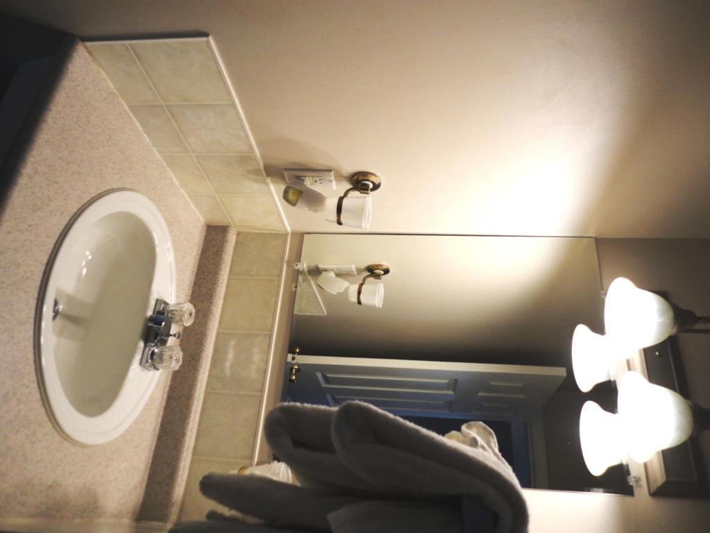 Blue Stream Motel Vernon Room photo
